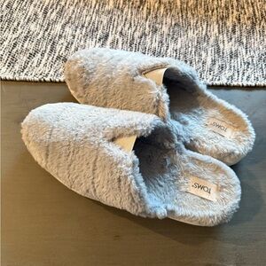 Toms Soft Gray Fuzzy Slippers